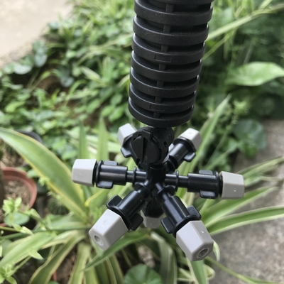 Une image montre un micro-arroseur à combinaisons multiples pour une irrigation précise en agriculture