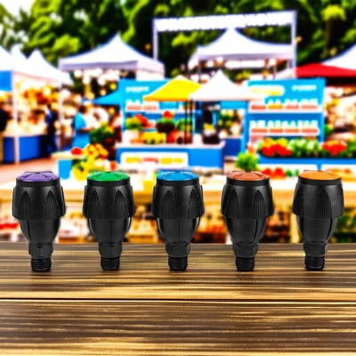 La photo montre un pulvérisateur d'irrigation à goutte à goutte rotatif pour pelouse personnalisable et durable