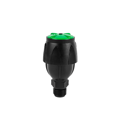 La photo montre un kit d'irrigation à goutte à goutte rotatif durable avec des pompes à eau et des arroseurs de jardin