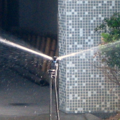 Système d'irrigation par pulvérisateur de jardinage avec pulvérisateur de balancement