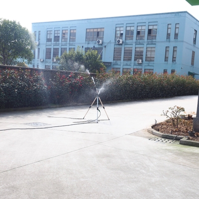 La photo montre un système d'irrigation agricole à jet d'arrosage de jardin à buse à oscillation chaude