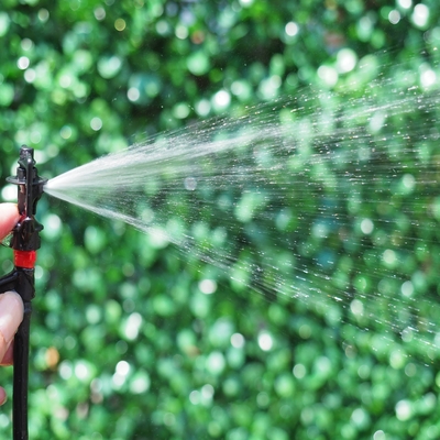 Système d'irrigation par pulvérisateur d'eau agricole en position verticale avec pulvérisateur en plastique