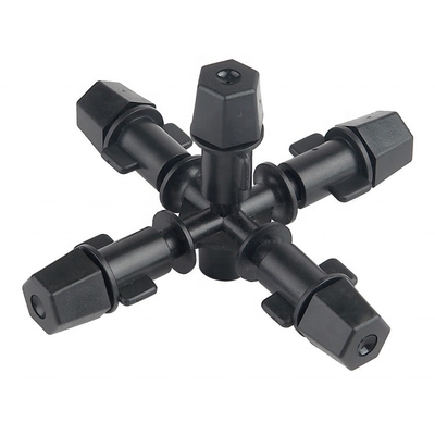 Une image montre un micro-arroseur à combinaisons multiples pour une irrigation précise en agriculture