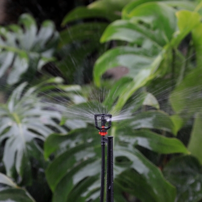 Système d'irrigation par pulvérisateur d'eau agricole en position verticale avec pulvérisateur en plastique