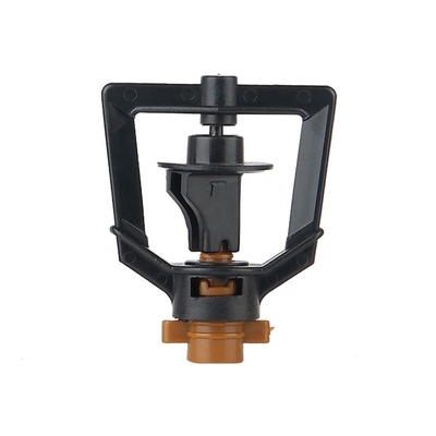 Système d'irrigation par pulvérisateur d'eau agricole en position verticale avec pulvérisateur en plastique